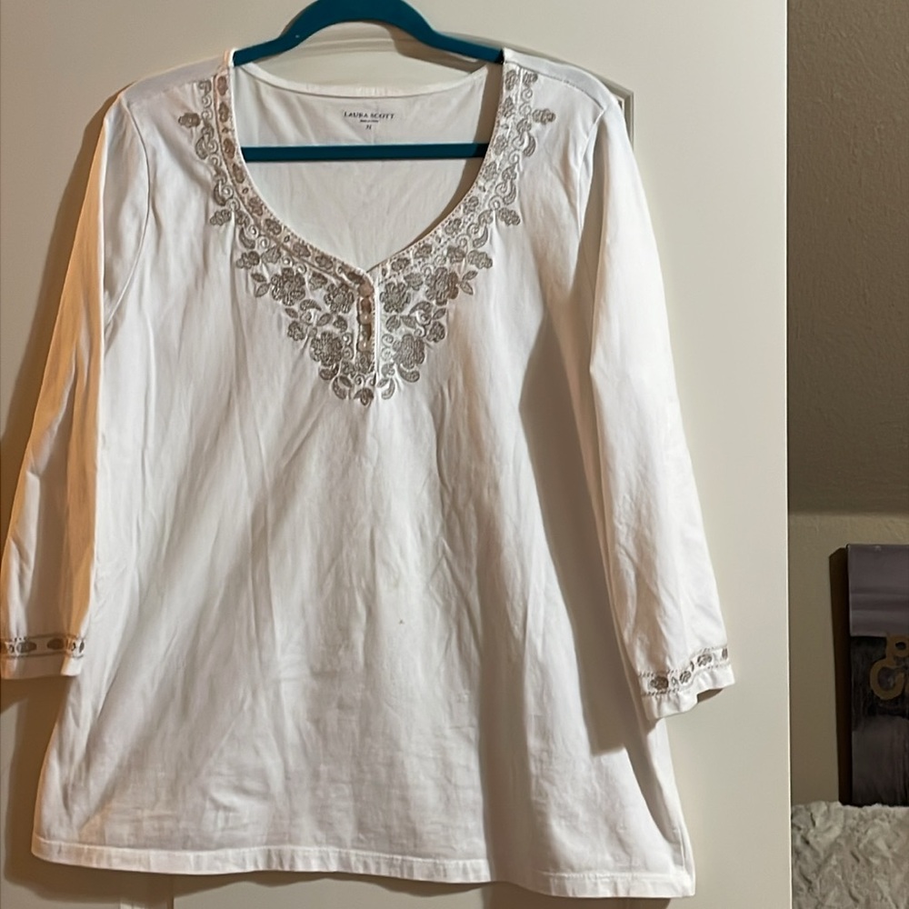 LAURA SCOTT SZ XL WHITE TOP W TAN EMBROIDERY 3 BUTTON NECK OPENING 3/4 SLEEVE